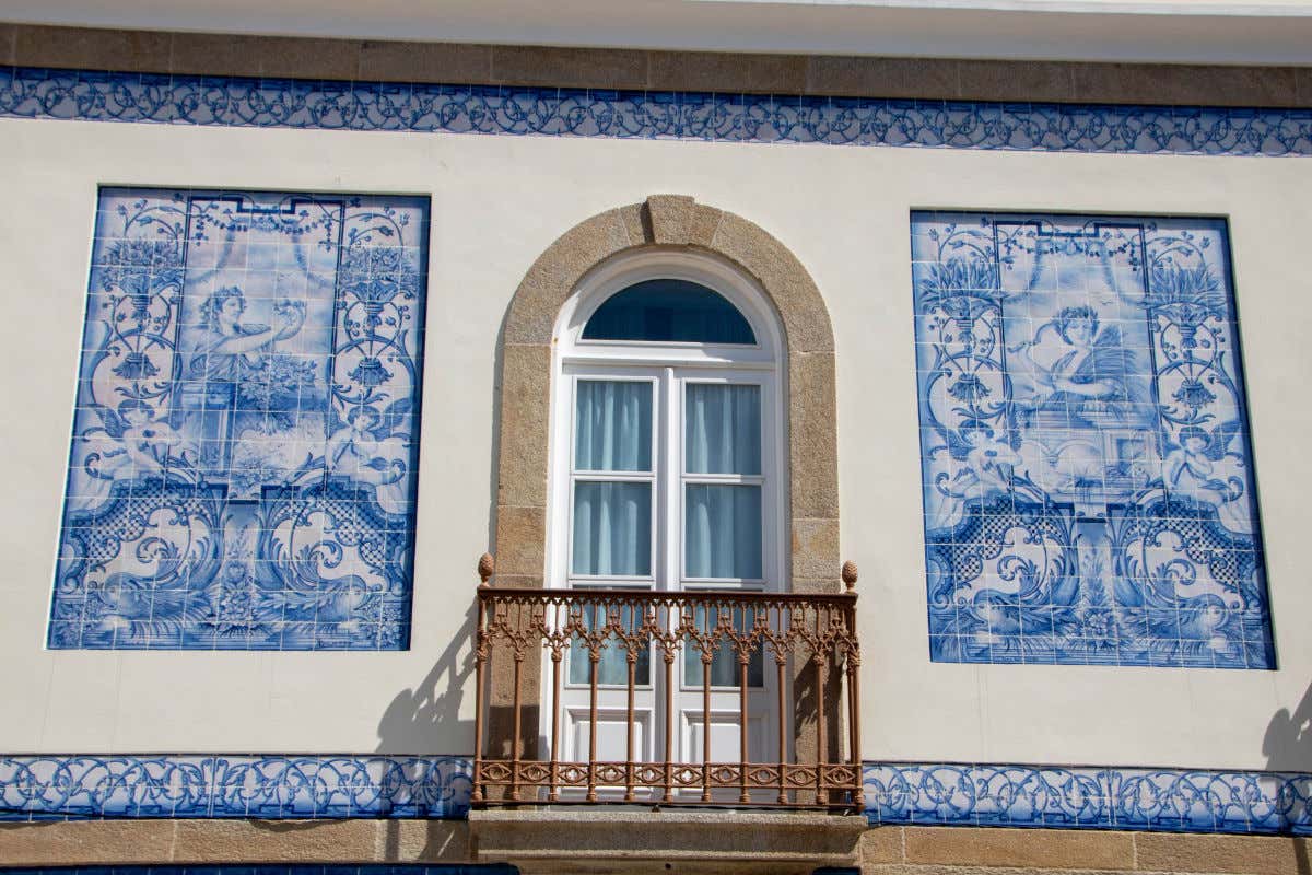 Un edificio decorado con azulejos blancos y azules típicamente portugués