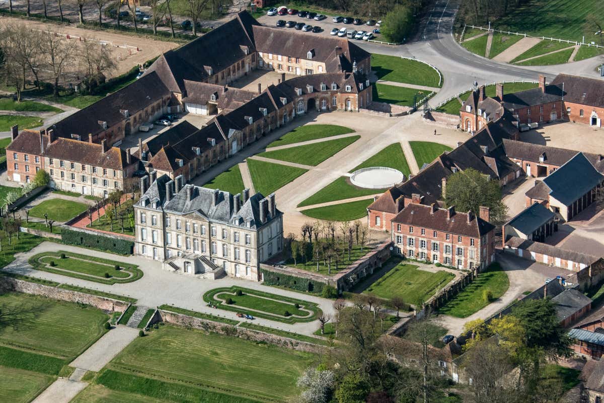 Vista área de los establos de Haras du Pin, uno de los principales centros ecuestres de Francia