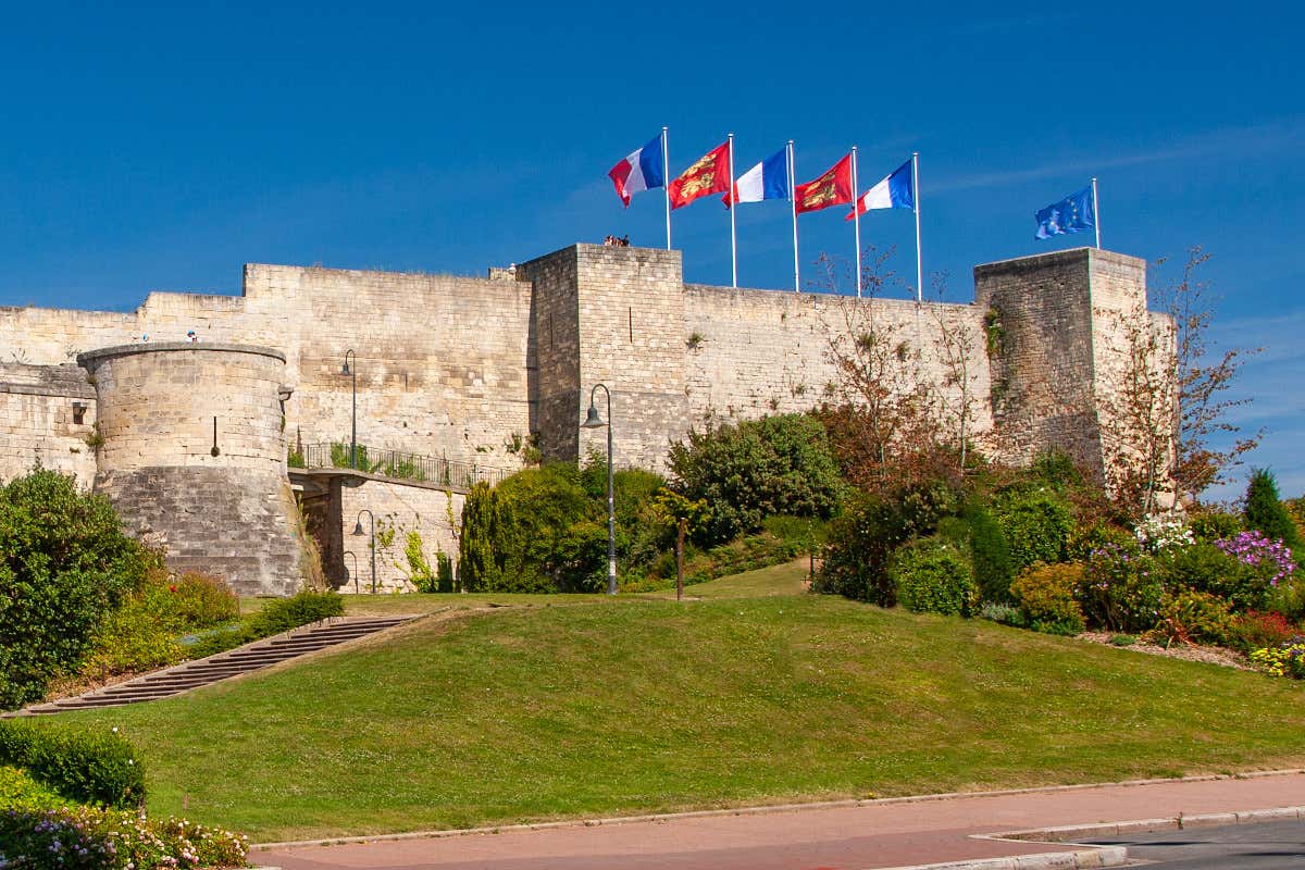 Banderas de Francia y de Normandía ondeando en el exterior del castillo de Caen