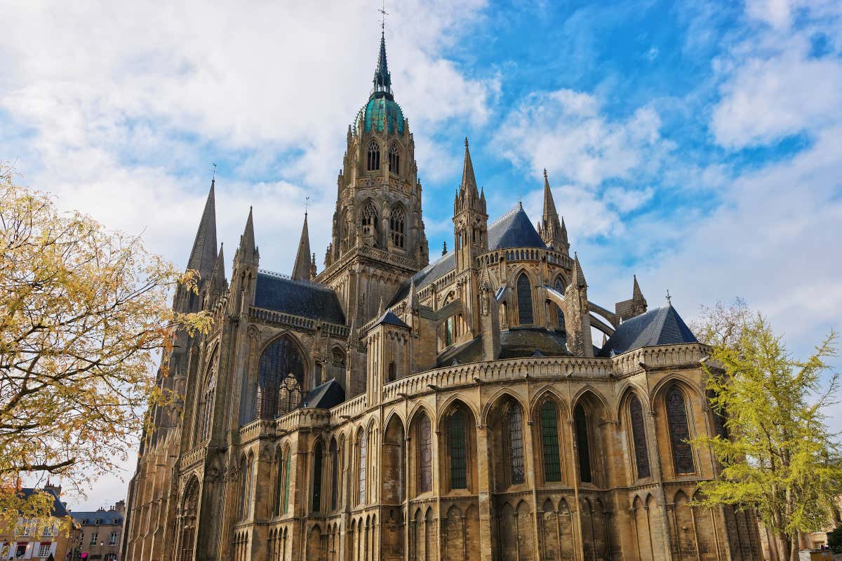 Exterior de la catedral de Bayeux, construida en estilo románico y gótico