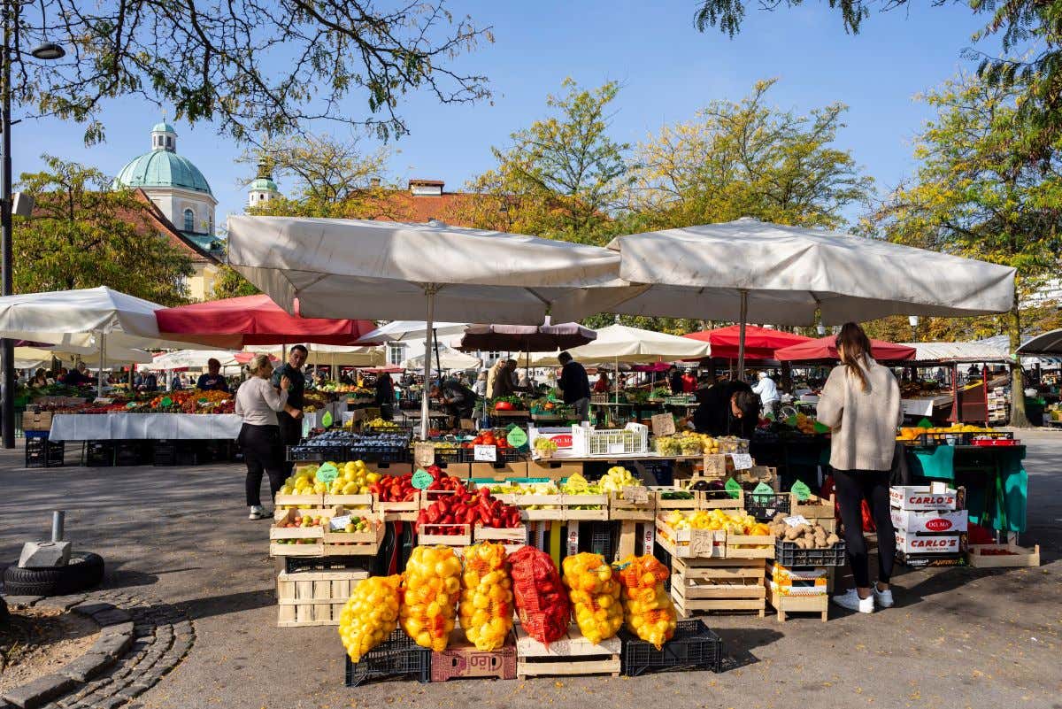 Unos puestos de frutas en una calle de una ciudad histórica