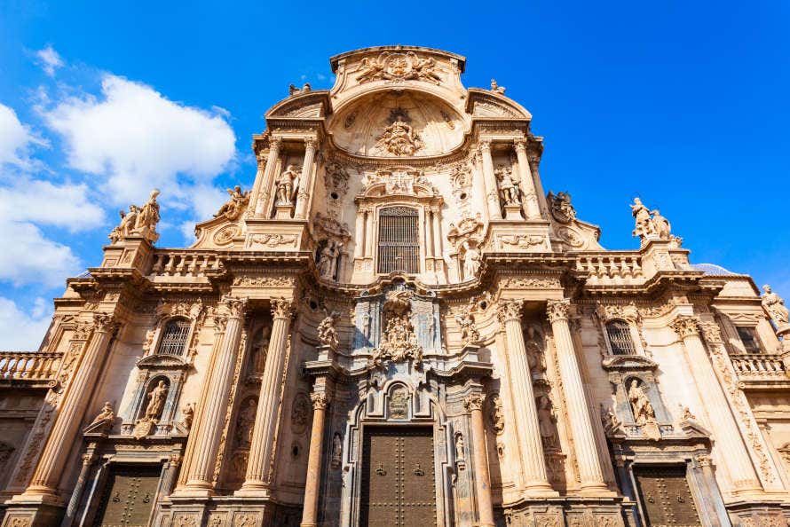 Fachada de la Catedral de Murcia iluminada por la luz del día