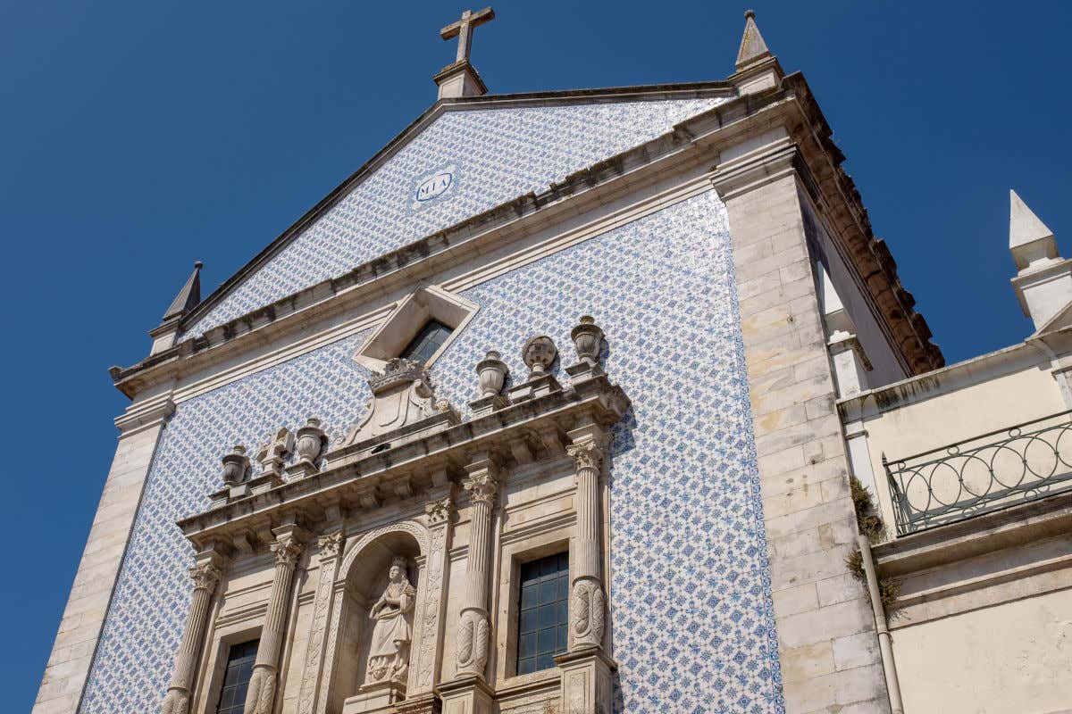 Fachada de la iglesia de la Misericordia, un templo decorado con azulejos blancos y azules y un pórtico de piedra