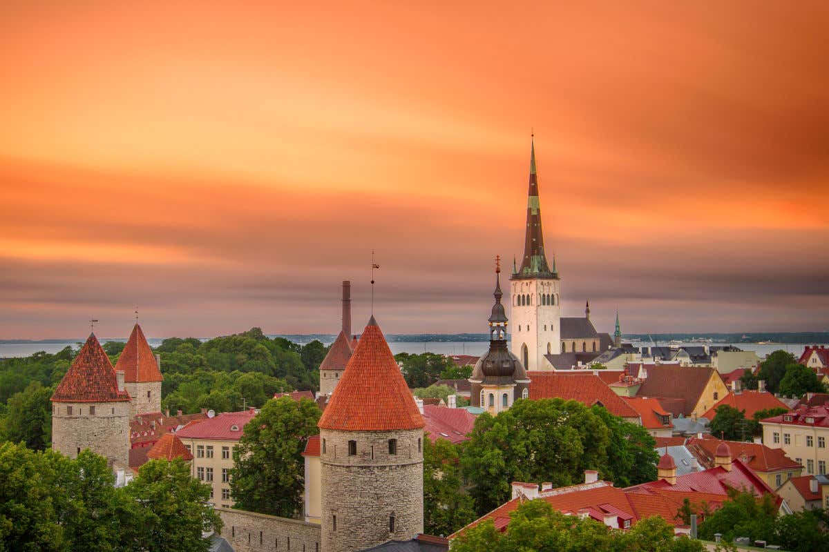 Vista aérea del atardecer en el centro histórico de Tallin con varias torres medievales