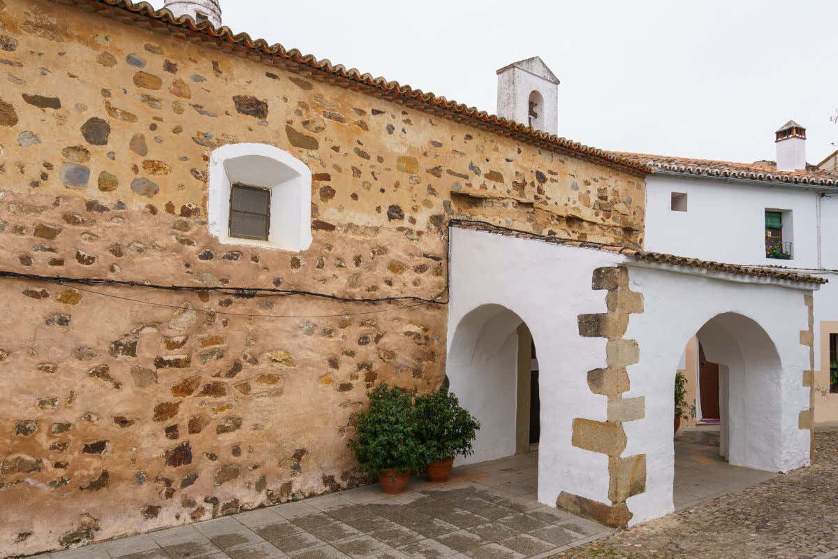 Varias casas de aspecto antiguo en el centro histórico de una ciudad de calles adoquinadas