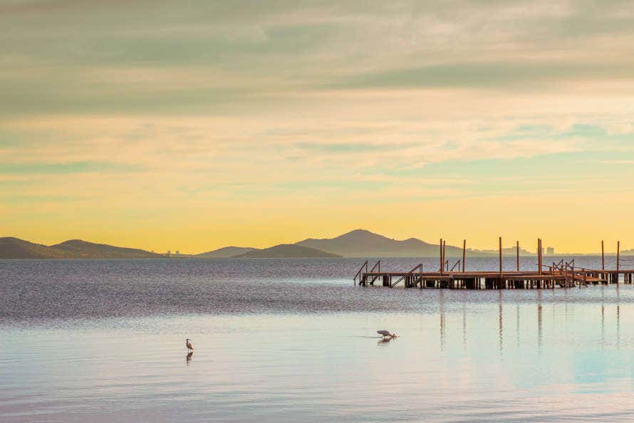Vistas de un muelle en la laguna del Mar Menor al atardecer