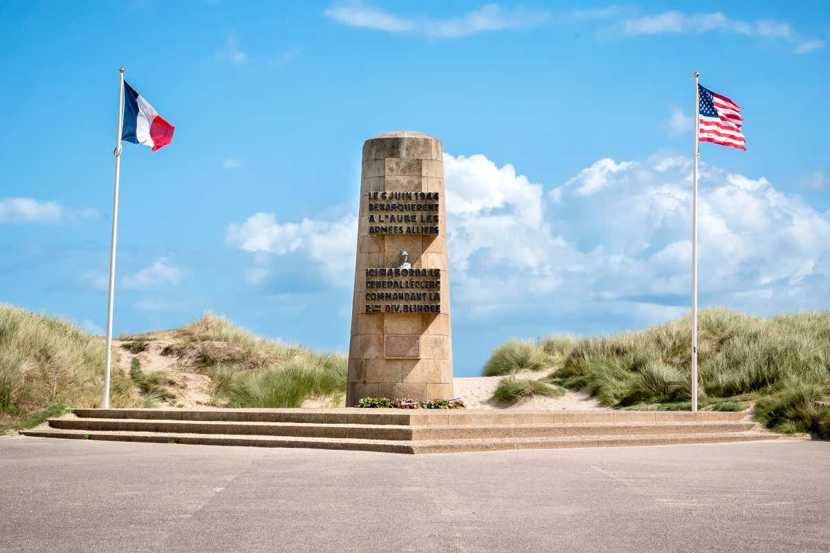 Memorial con las banderas de Francia y Estados Unidos en Utah Beach, una de las playas del Desembarco de Normandía