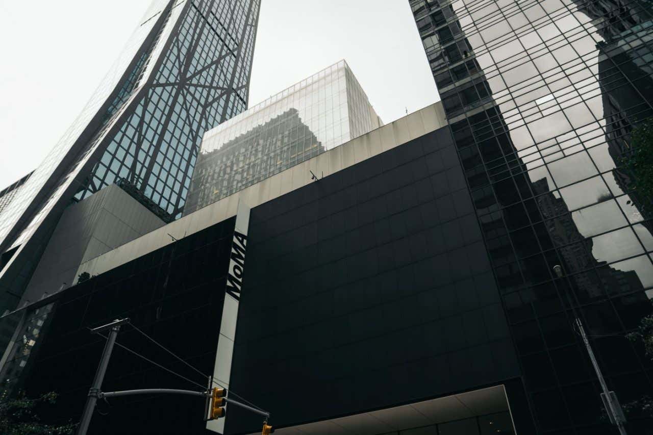 Unos altos edificios vistos desde abajo en un día nublado