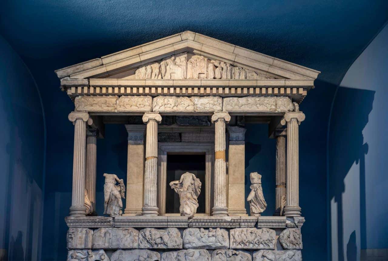 Monumento de las Nereidas, en el Museo Británico iluminado con luz tenue