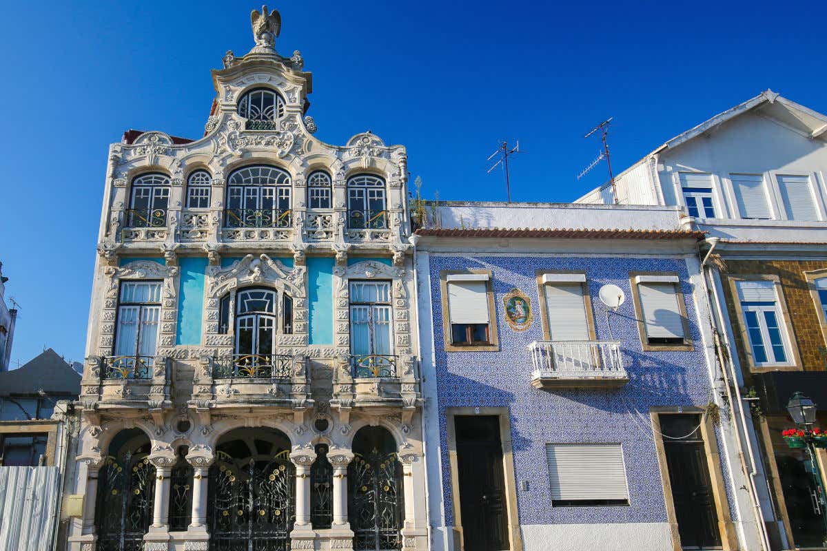 Fachada de un edificio de Aveiro muy ornamentado con piedra y azulejos