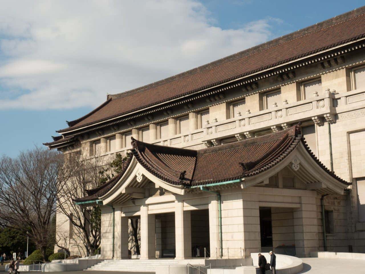 Museo Nacional de Tokio, donde se aprecia su edificación histórica y su entrada