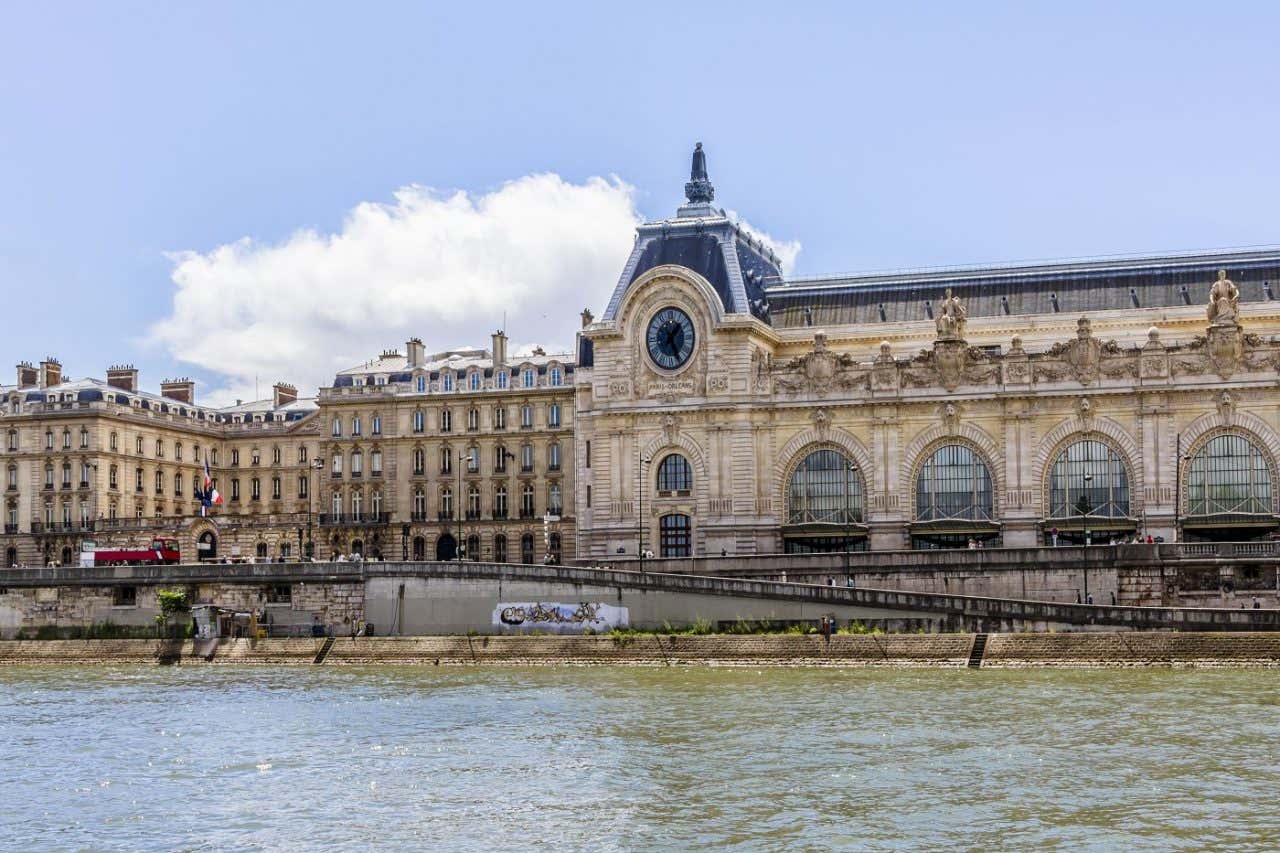 Panorámica del Museo de Orsay a orillas del río Sena