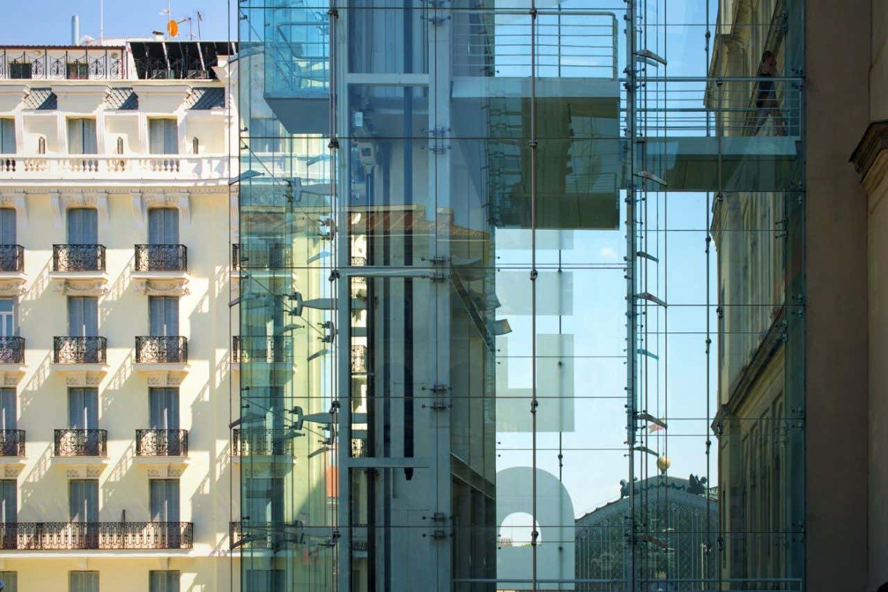 Una de las torres de ascensores del Museo Reina Sofía