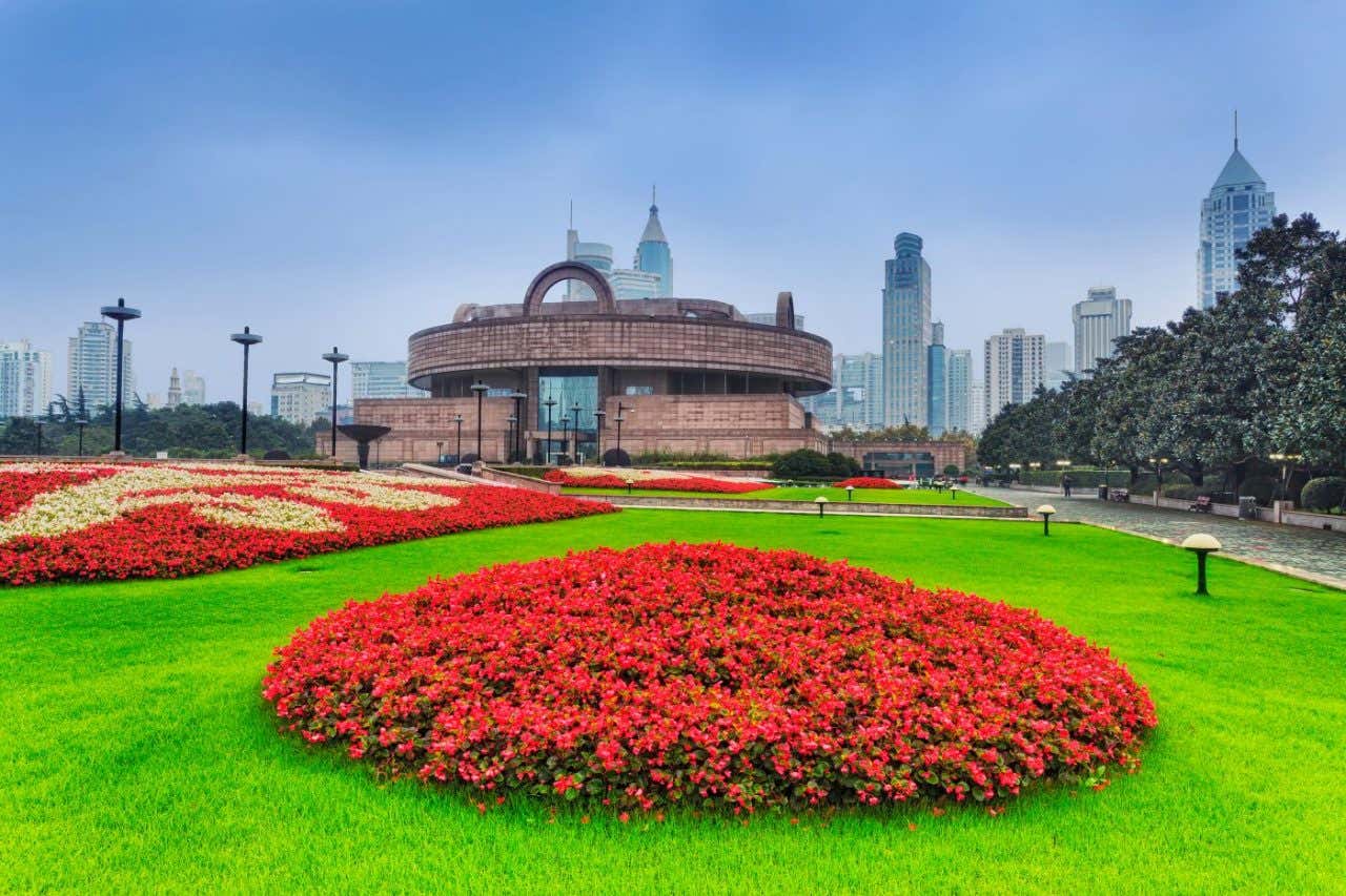 Museo de Shanghái en la Plaza del Pueblo, donde se aprecian jardines