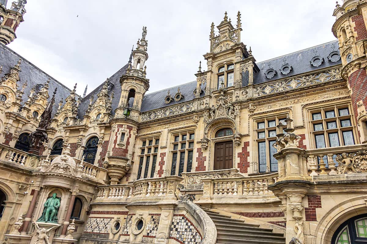 Exterior del Palais Bénédictine, un palacio neogótico de la localidad de Fécam