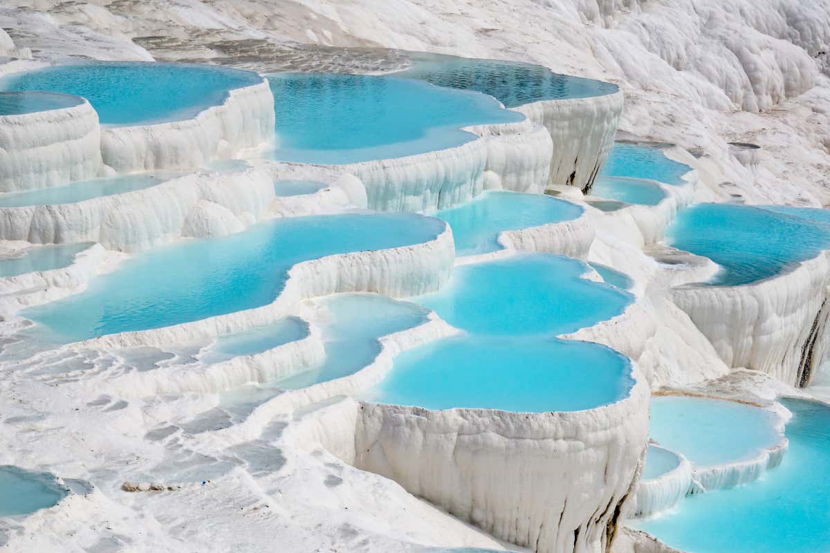 Vista aérea de las piscinas naturales de Pamukkale, en Turquía, formadas por agua muy azul y una piedra blanca que se asemeja al algodón