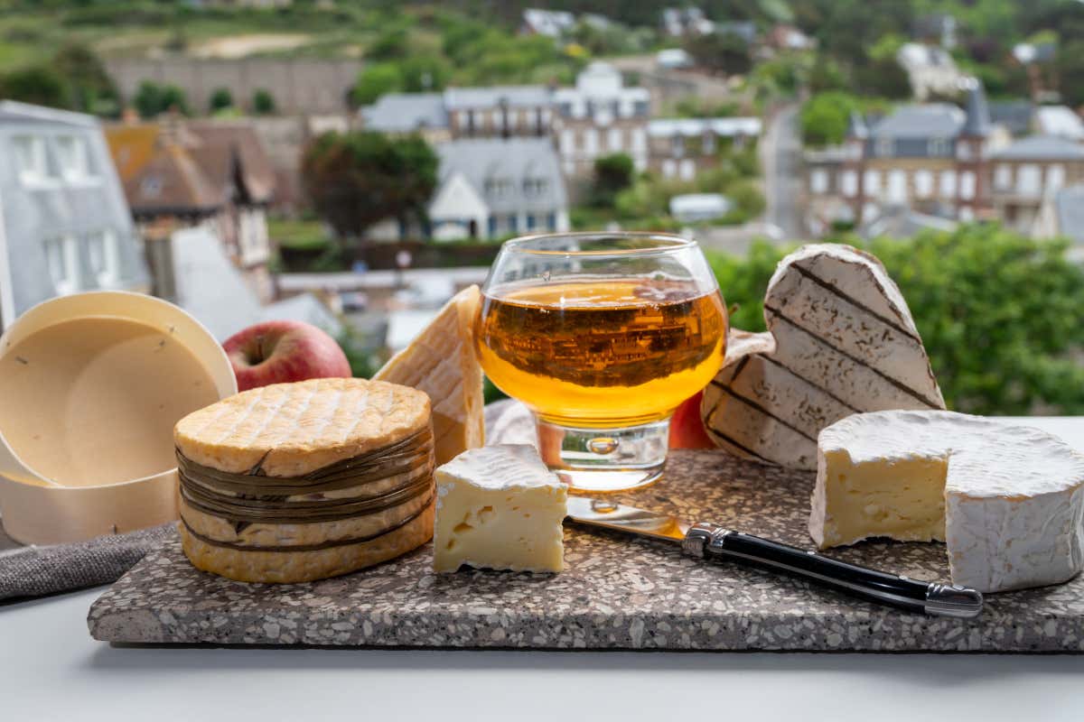 Tabla con diferentes quesos y vinos franceses