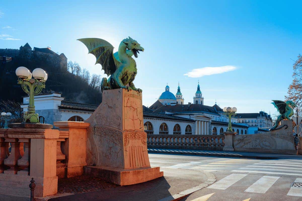 Una estatua de un dragón en el extremo de un puente
