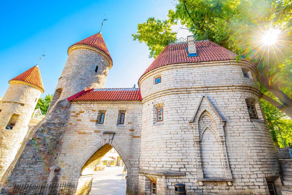 Dos torres medievales que conforman un pórtico de una antigua muralla de Tallin