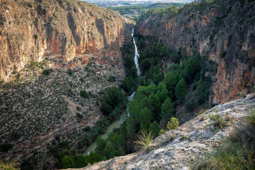 Espectacular caída del río Segura en el Cañón de Almadenes