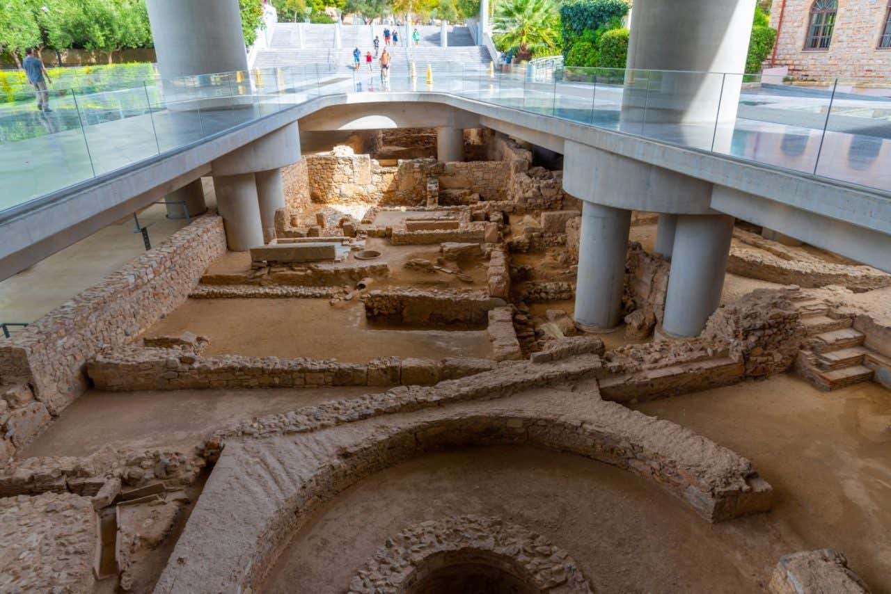 Ruinas debajo del Museo de la Acrópolis, donde se aprecia un moderno puente