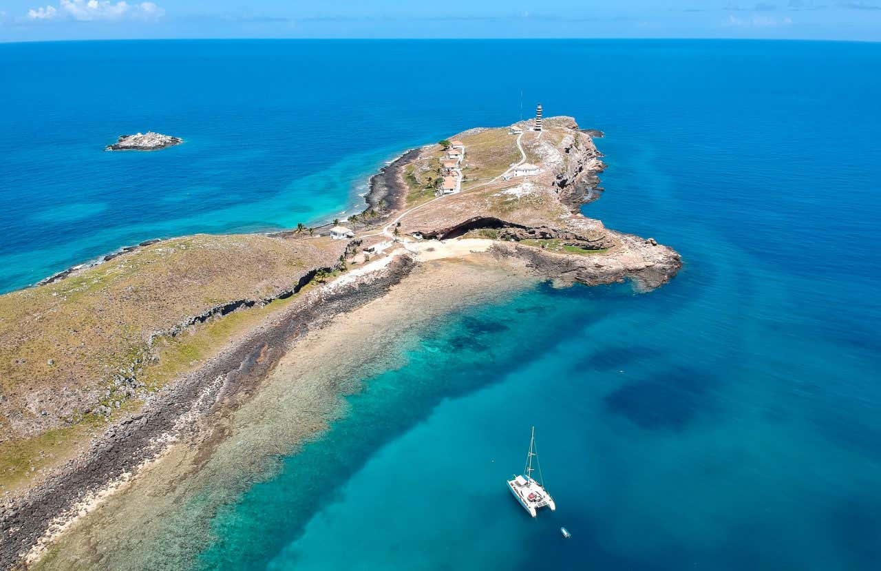Vista aérea da ilha de Abrolhos rodeada de mar turquesa