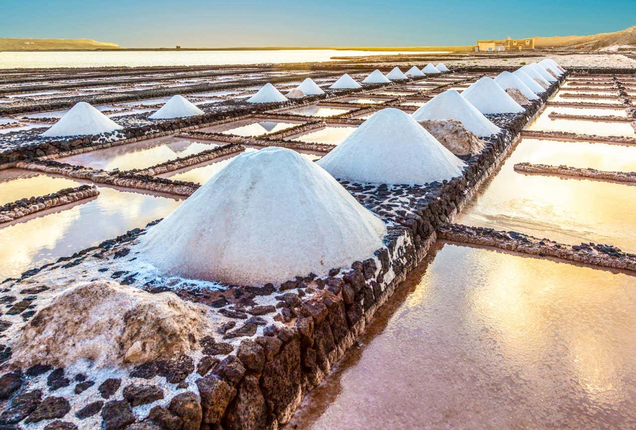 Monticules de sel dans les salines de Janubio, une visite à faire à Lanzarote