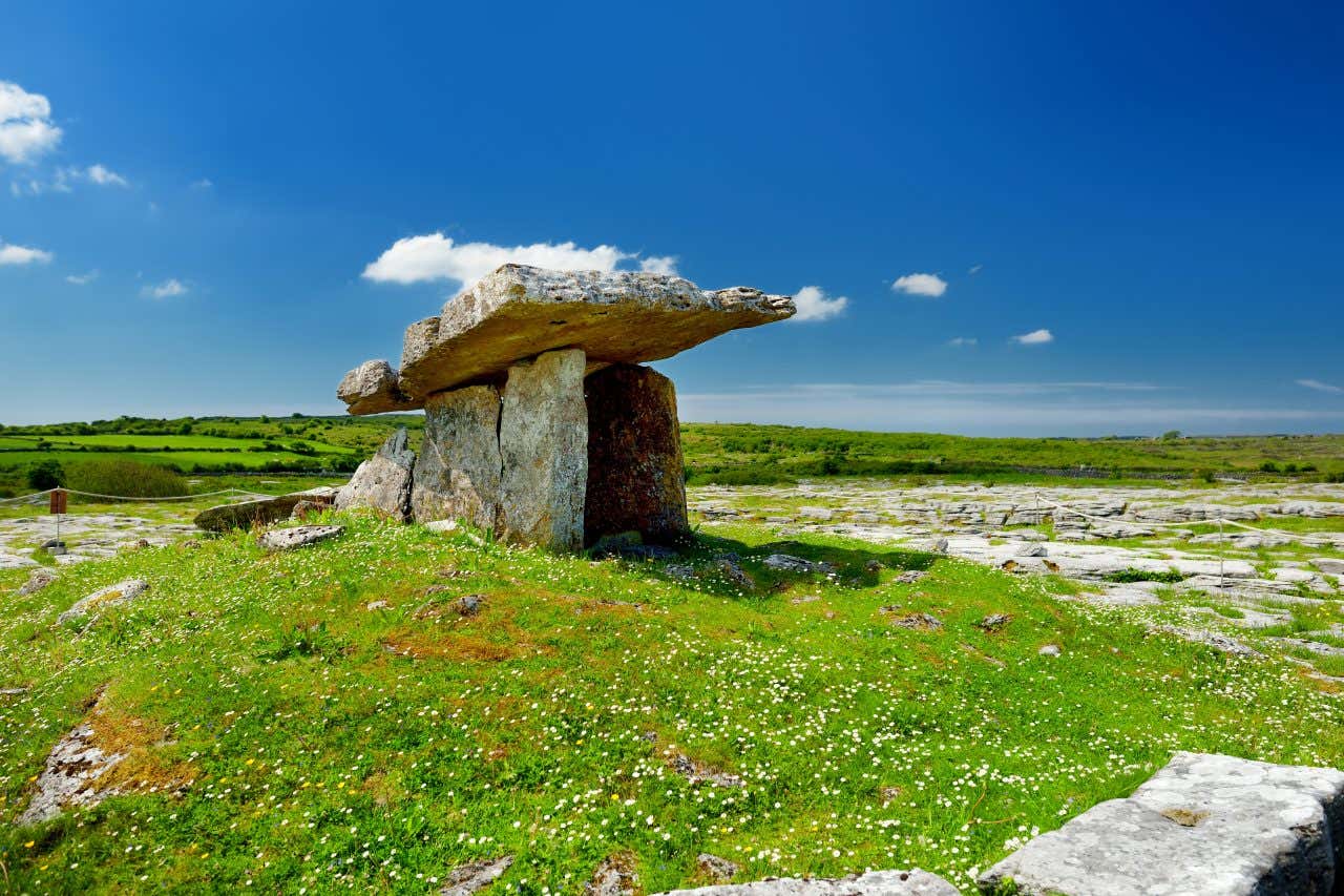 Le dolmen de Poulnabrone au Burren, un endroit où faire une visite en Irlande