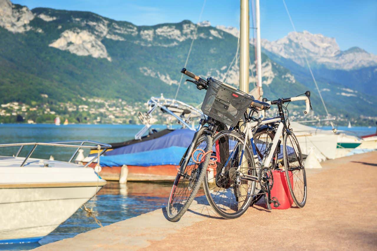 Vélos au bord du lac d'Annecy, une activité à faire absolument autour du lac