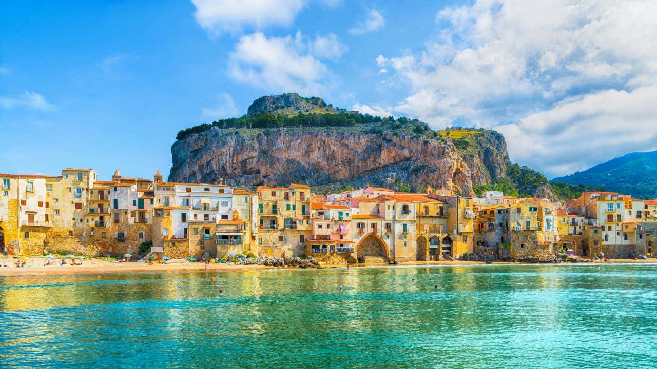 Maisons colorées de Cefalù au bord de la mer