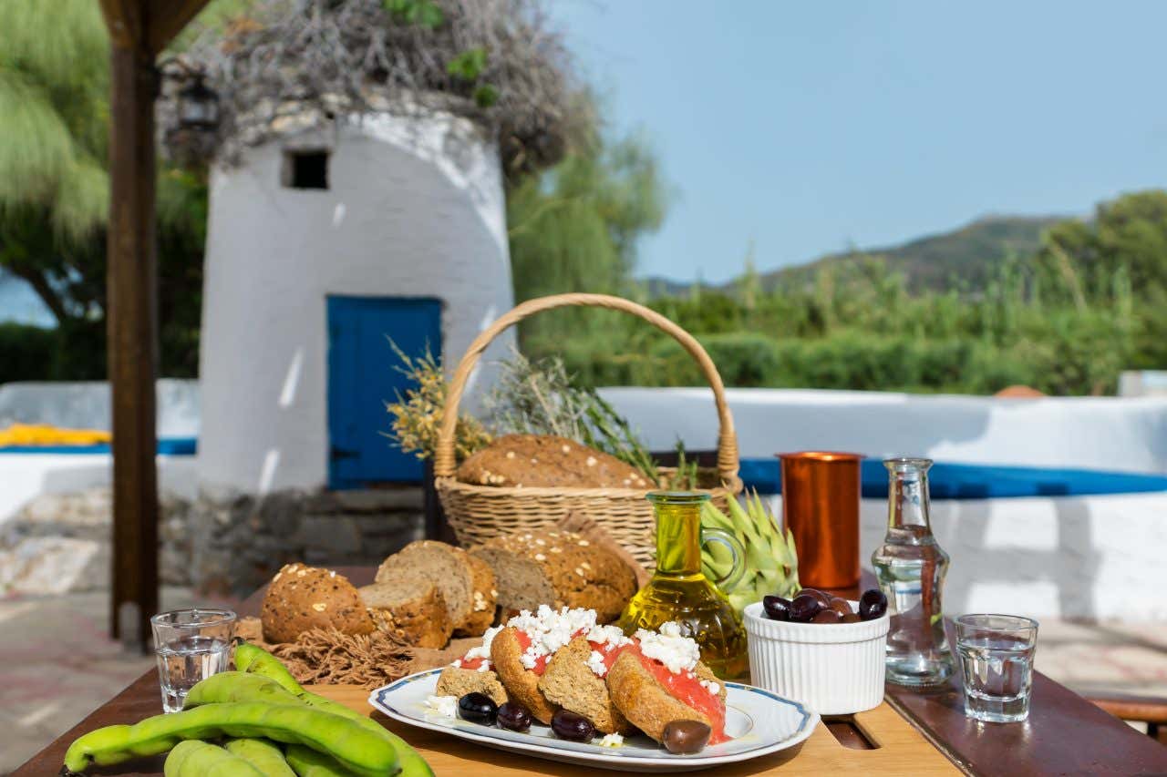 Table avec des produits crétois comme de l'huile d'olive, du raki, etc