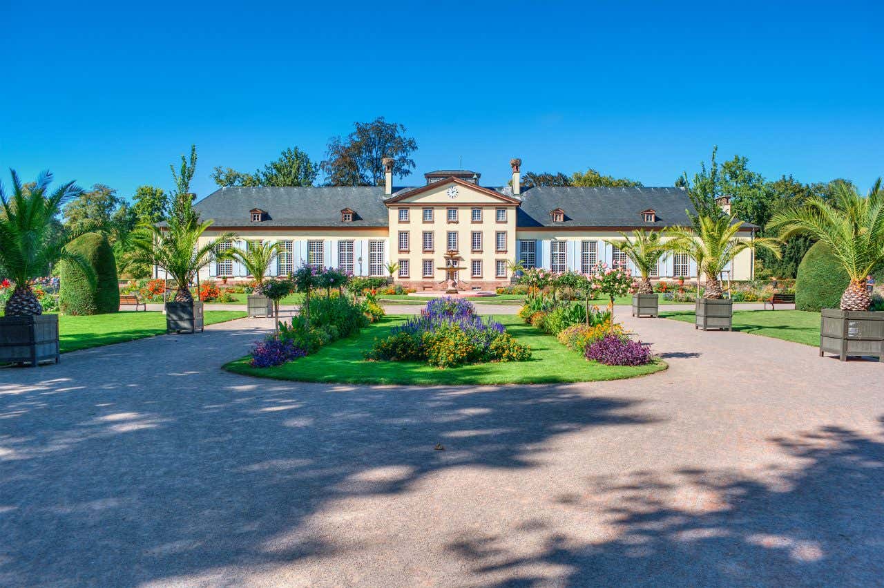Pavillon Joséphine avec ses parterres fleuris dans le Parc de l'Orangerie, une visite à faire à Strasbourg