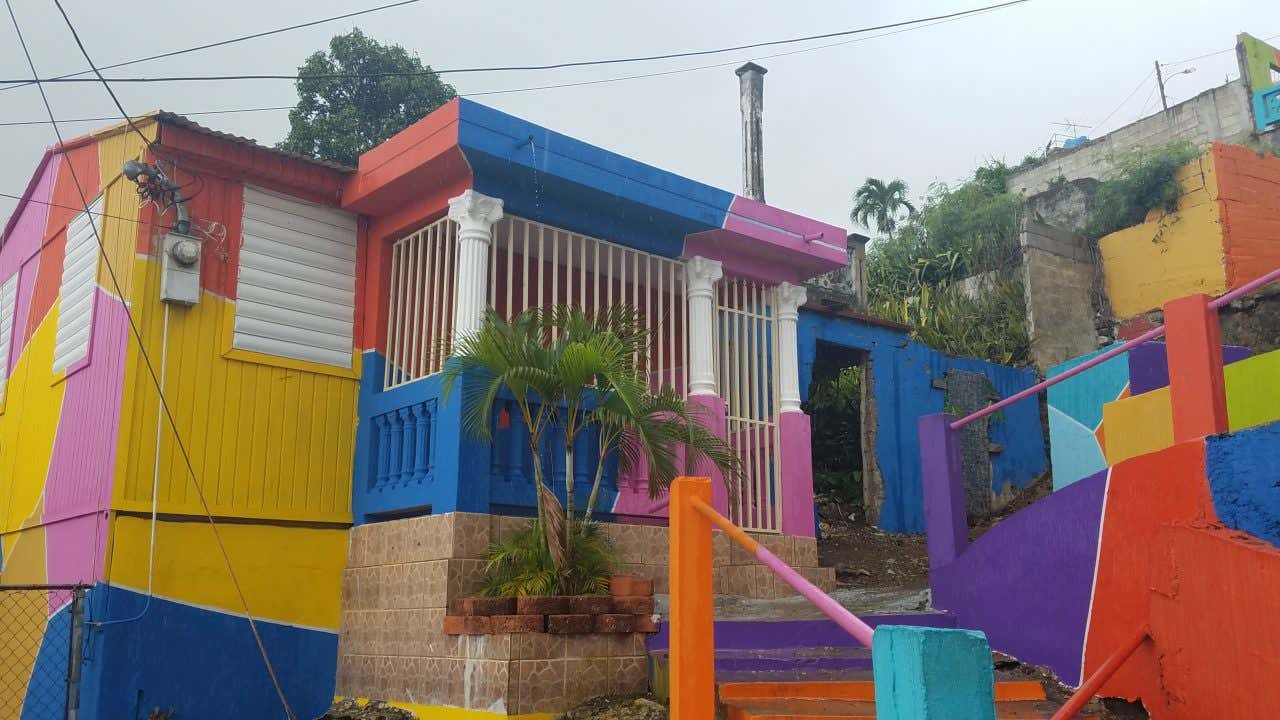 Una casa in stile coloniale nel centro di Yauco, a Porto Rico, interamente colorata in sezioni di diversi colori