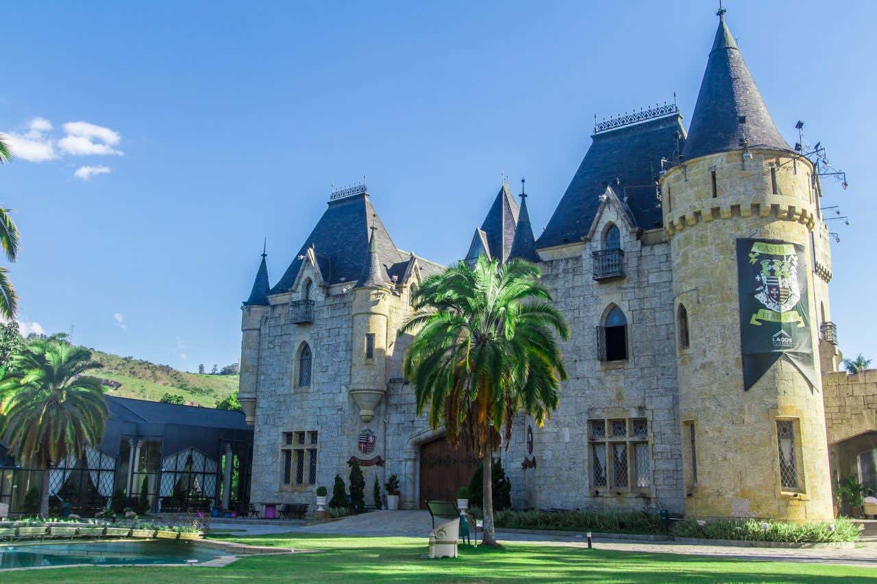 Fachada de pedra do castelo de Itaipava de estilo medieval