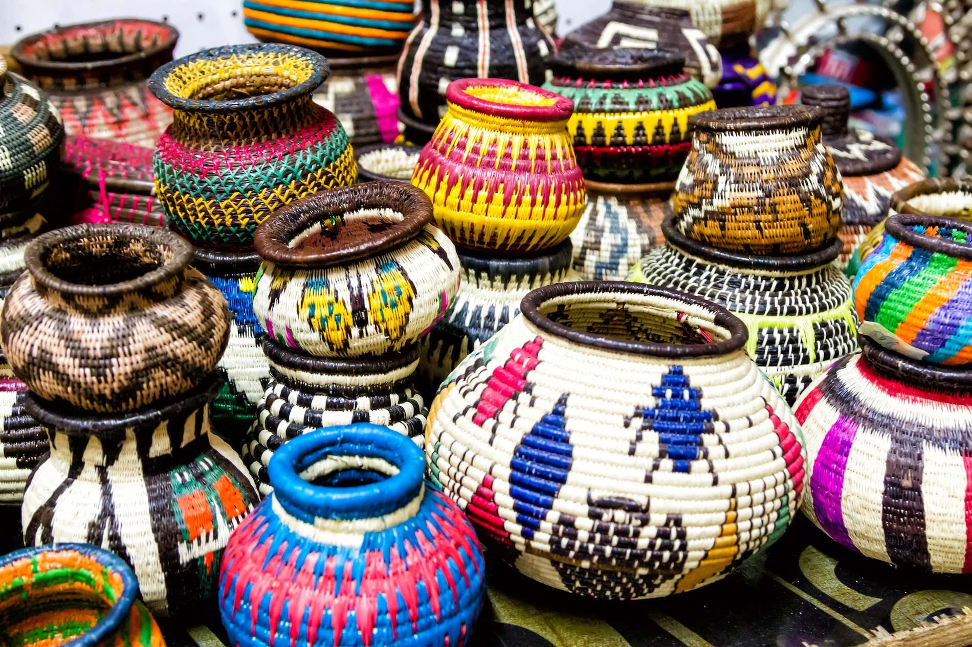 Cesti colorati intrecciati dagli indigeni di Panama