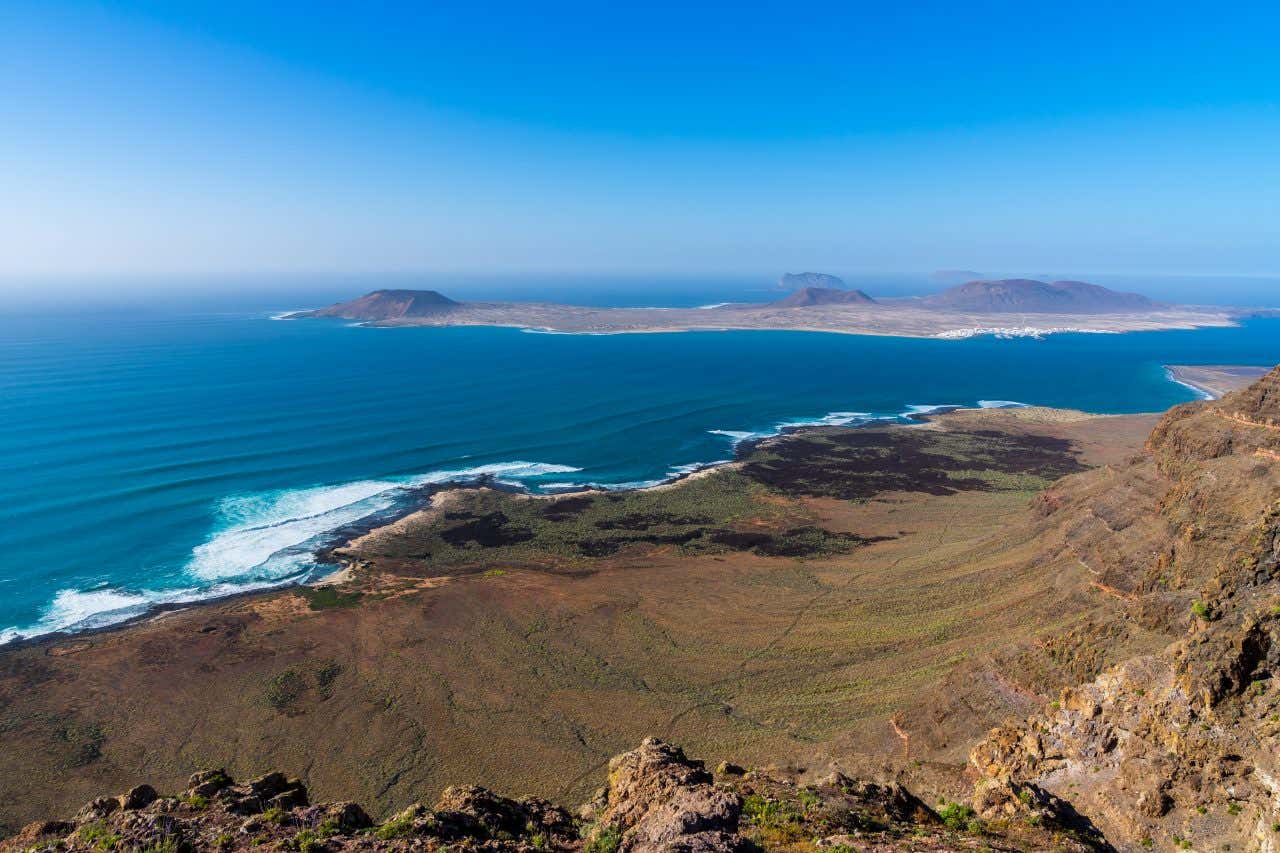 Vue sur une île voisine depuis le Mirador de Guinate, une visite à faire à Lanzarote