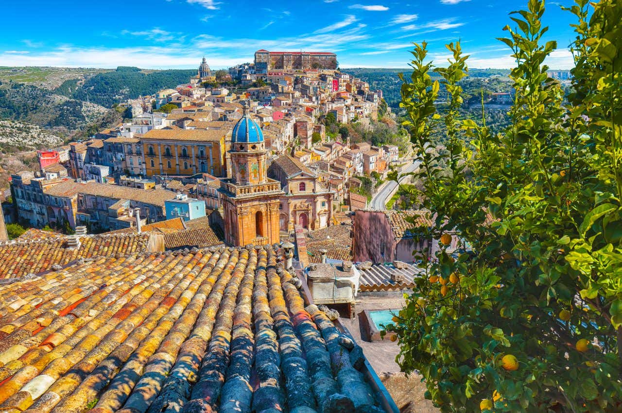 Vue sur Raguse et ses bâtiments colorés et un citronnier au premier plan