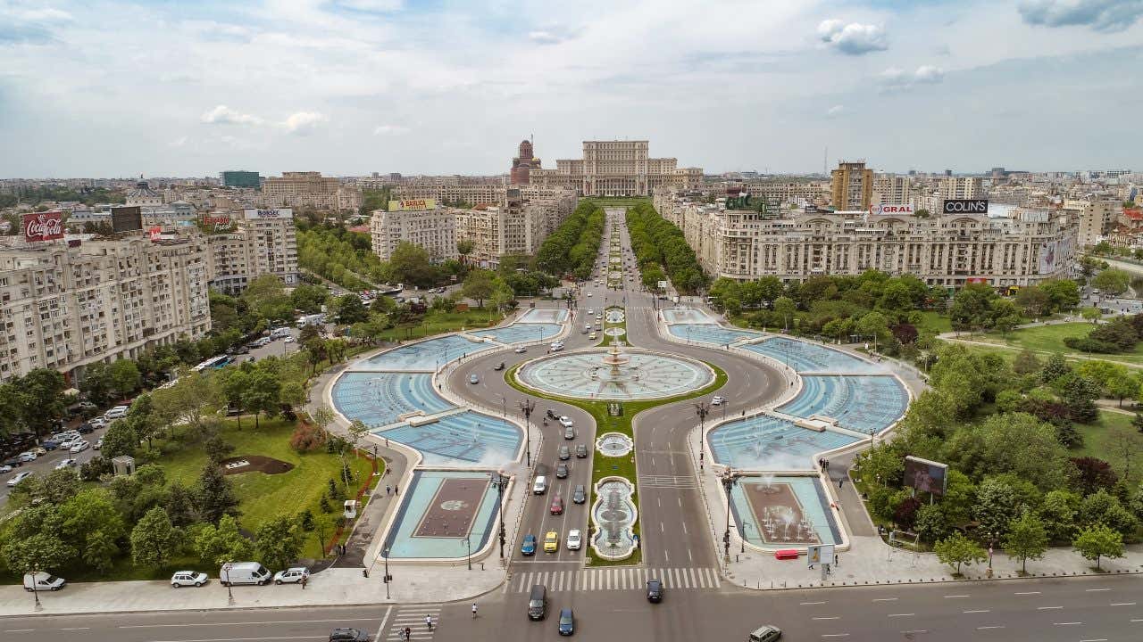 Vue panoramique sur Bucarest avec une grande avenue et une fontaine au centre