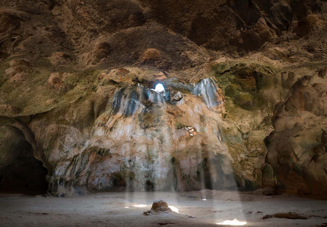 Uma caverna com claraboias com a luz natural entrando