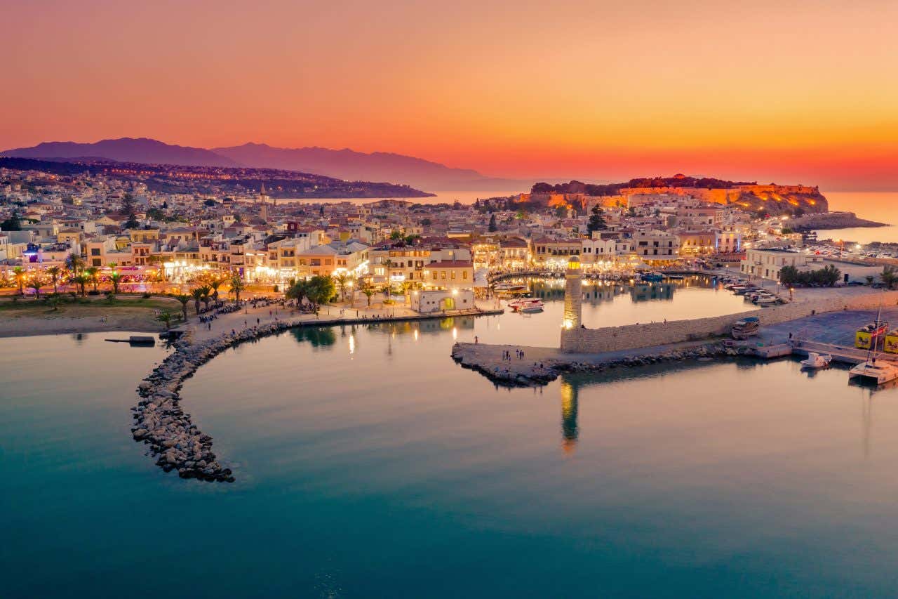 Port vénitien de Réthymnon à la tombée de la nuit, avec le ciel rose orangé, l'une des choses à voir en Crète