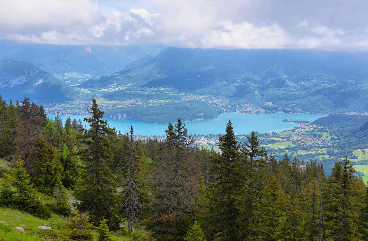 Vue sur le lac d'Annecy depuis le Semnoz, une randonnée à faire si vous visitez Annecy