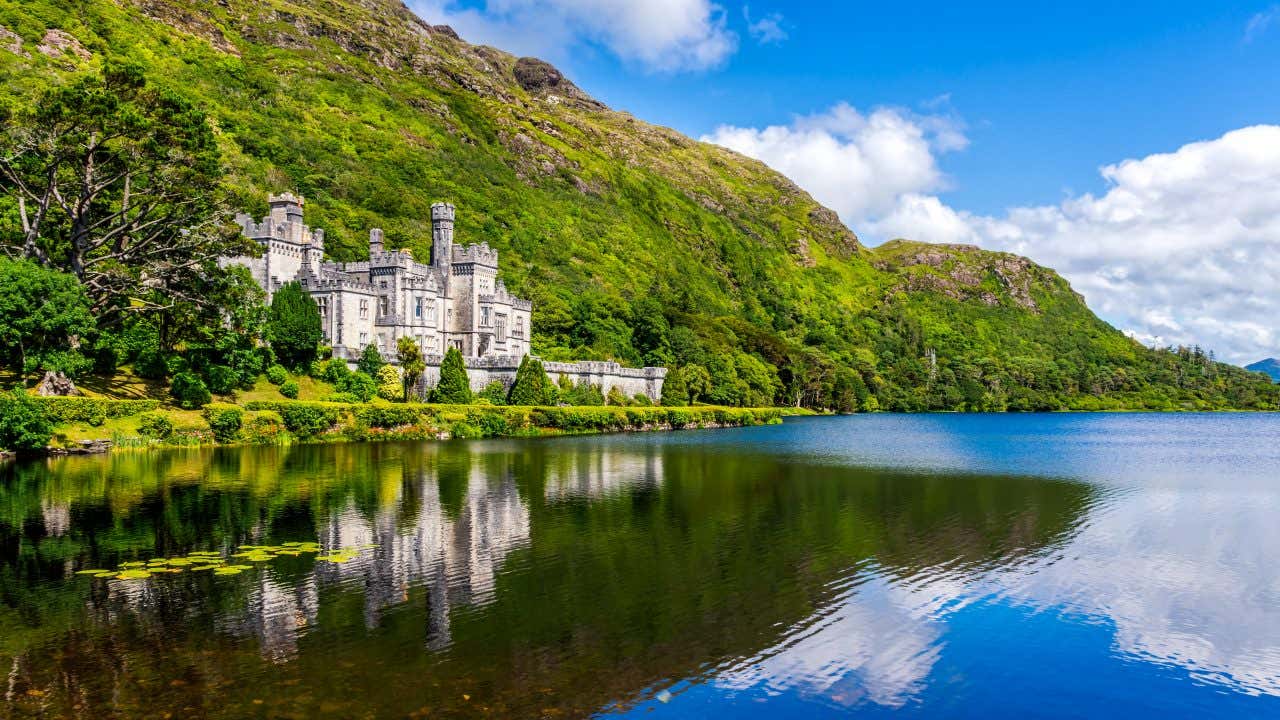 L'Abbaye de Kylemore, dans le Connemara au bord de son lac, une visite à faire en Irlande
