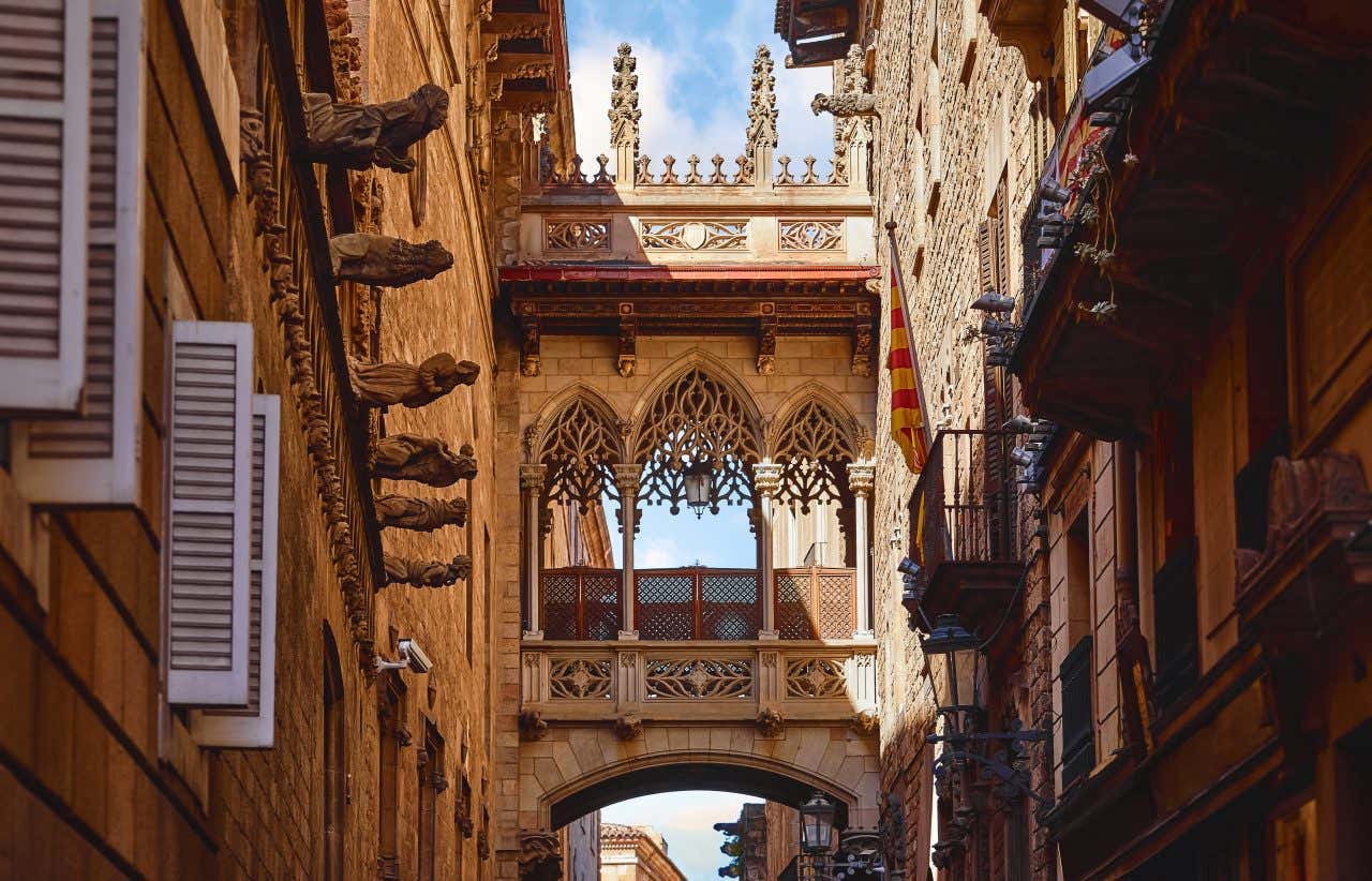 Pont entre des murs de pierre, des bâtiments du quartier gothique, une visite à faire à Barcelone