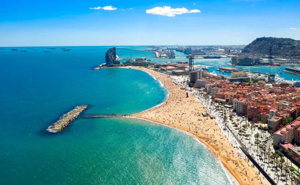 Vue aérienne sur la Barceloneta, la plus célèbre plage de Barcelone