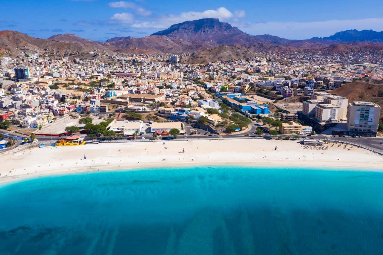 Vue sur la ville de Mindelo au bord de l'océan, une visite à faire au Cap-Vert