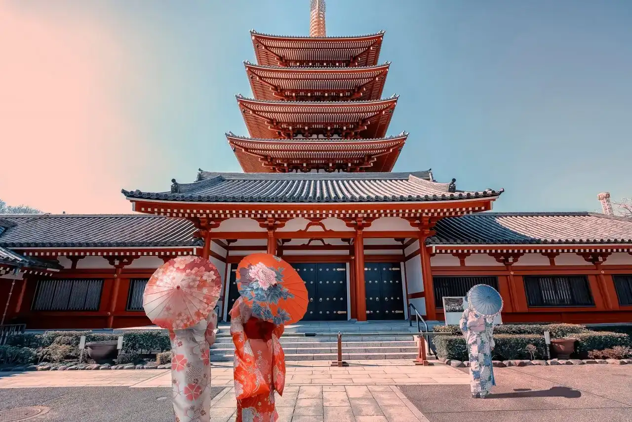 Mulheres de quimono em frente ao templo Senso-ji, uma atração imperdível em Tóquio