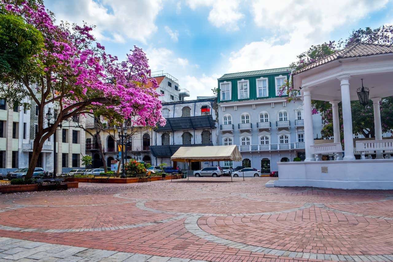 Casas coloniais ao redor de uma praça com gazebo no Casco Viejo da Cidade do Panamá