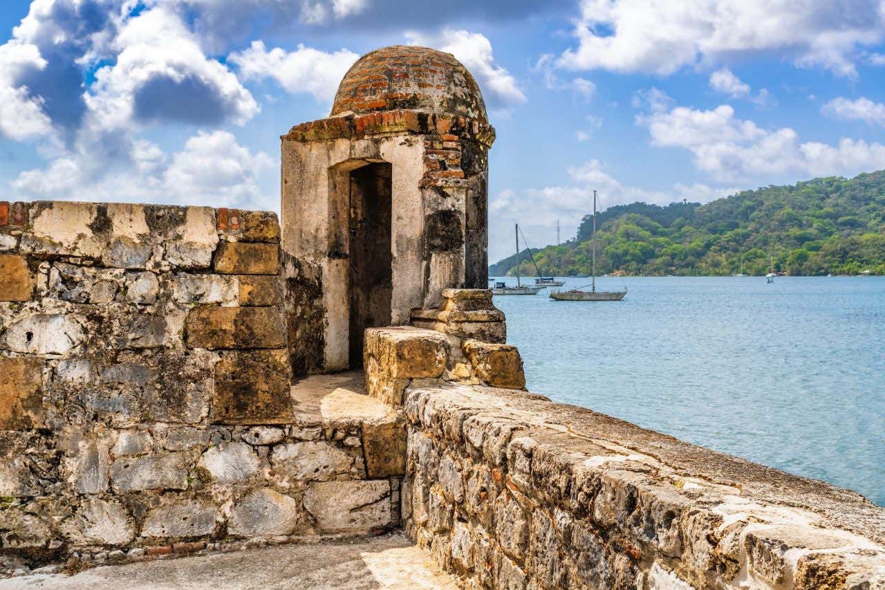 O Forte San Jeronimo, uma fortificação militar do século XVII com o mar ao fundo