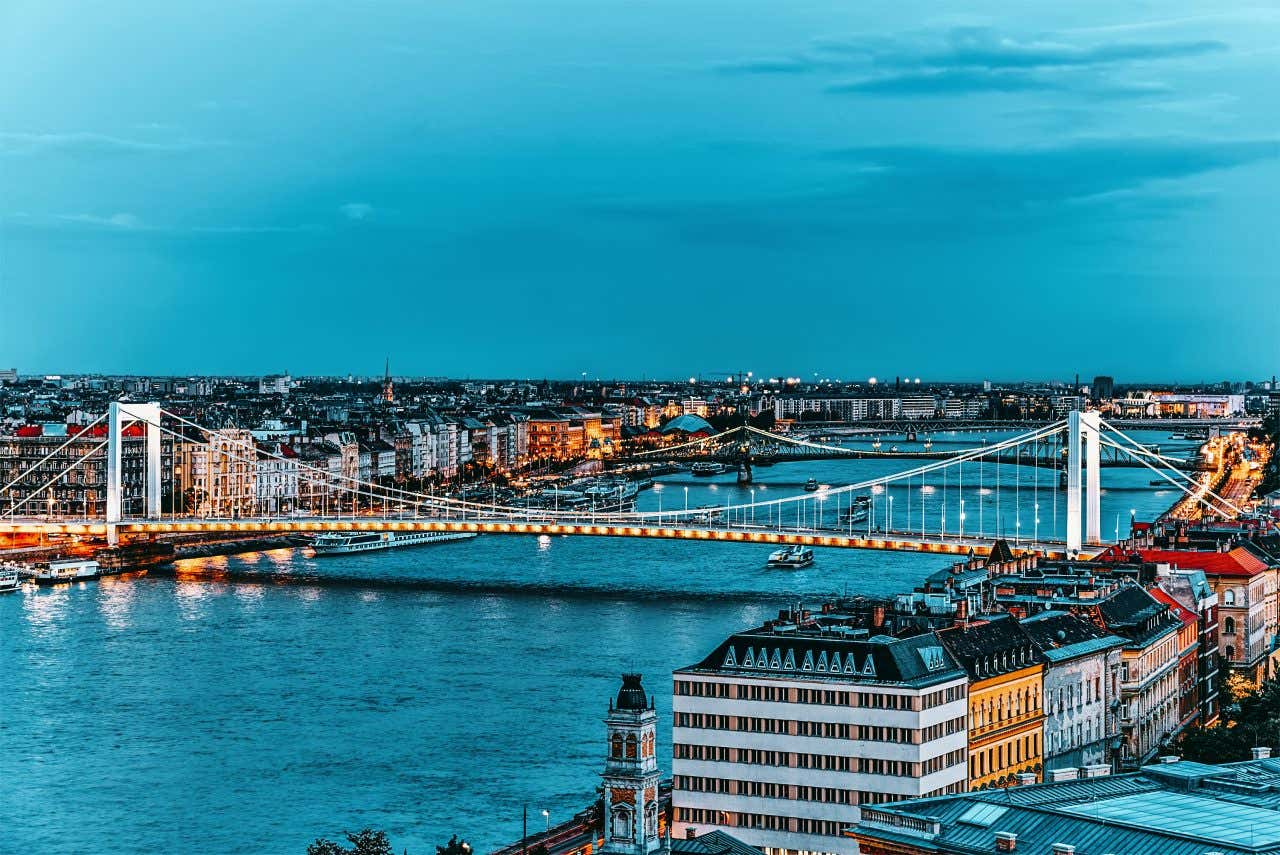 Ponte Elisabeth em um dia frio com vista do centro histórico de Budapeste