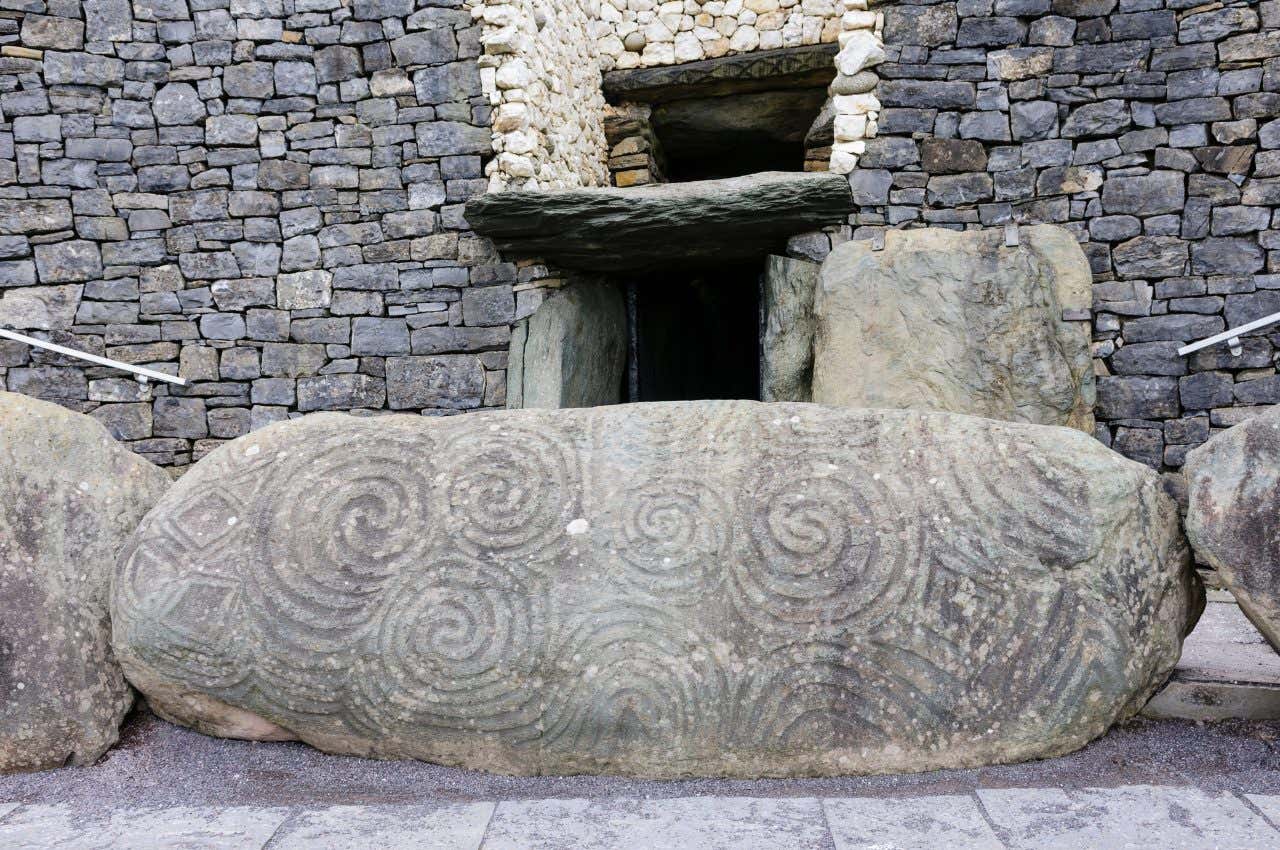 Pierre avec des spirales gravées à Newgrange, une visite incontournable à faire en Irlande